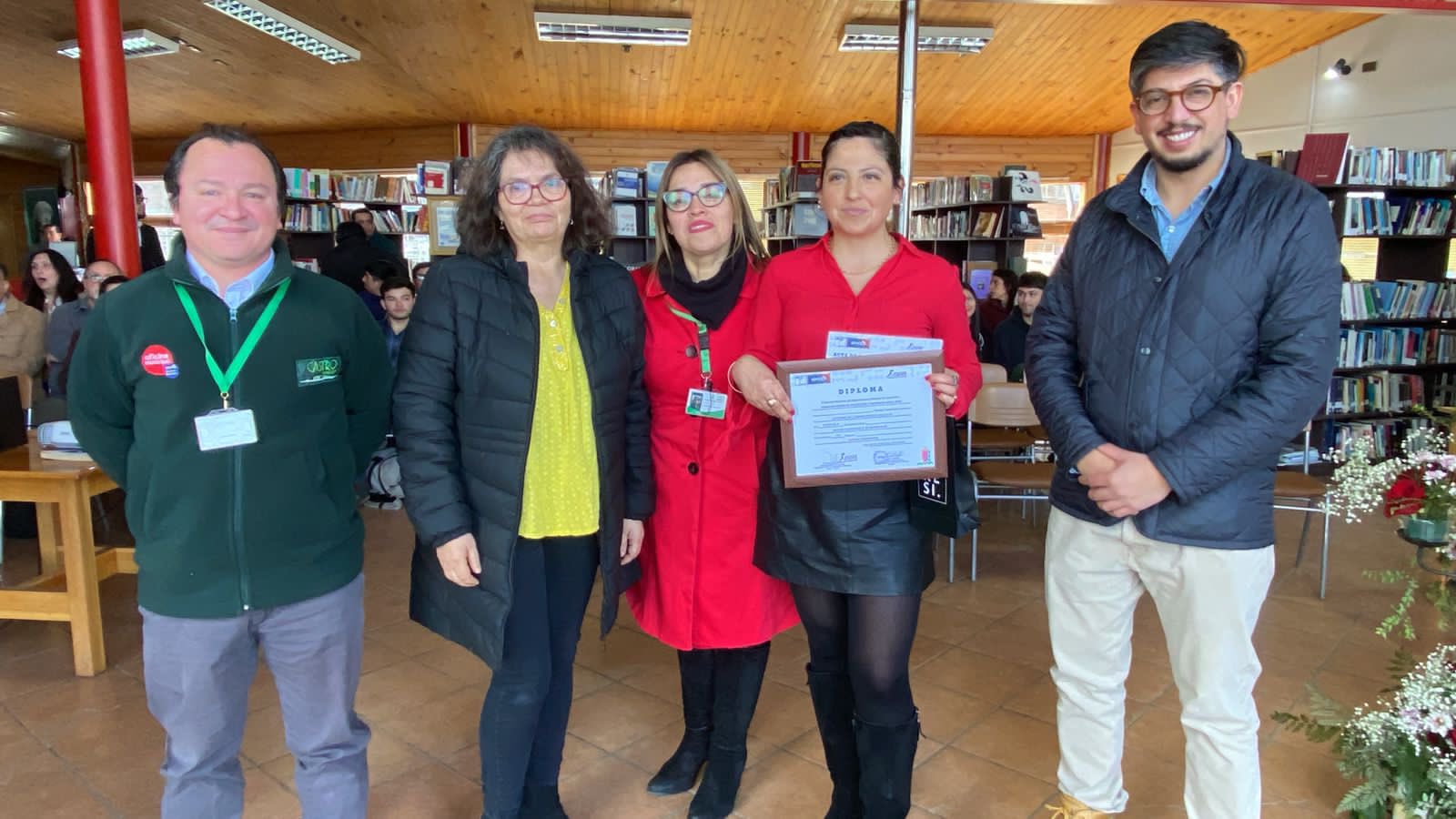 50 vecinas y vecinos obtienen certificación en cursos de carpintería y revestimiento