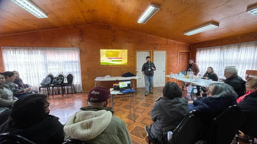 Castro Municipio participa en conversatorio sobre huertos comunitarios y compostaje