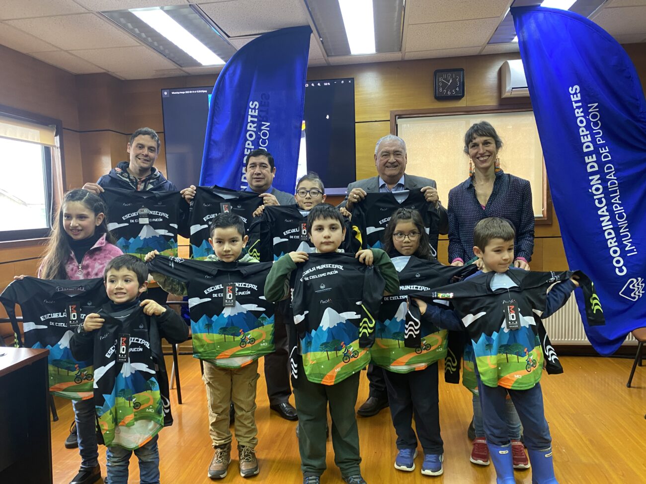 ALCALDE DE PUCÓN HIZO ENTREGA DE TRICOTAS A NIÑOS DE LA COMUNA PARA EL CAMPEONATO INTERESCOLAR MOUNTAIN BIKE PUCÓN OUTDOOR 2023