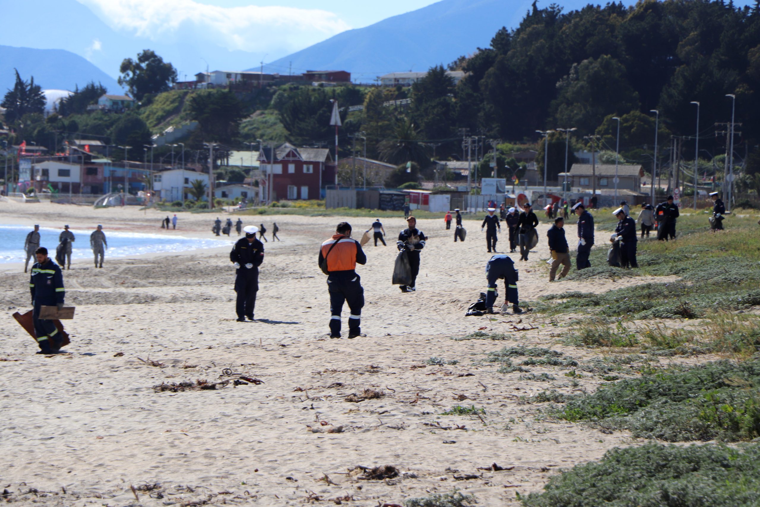 Exitoso operativo de limpieza de playa se realizó en el borde costero de Loncura