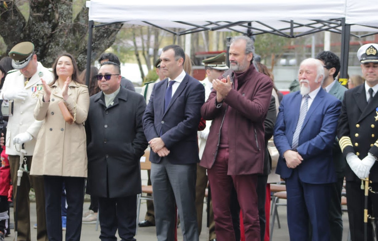 Impecable desfile de Fiestas Patrias repleta la Plaza de Armas de Castro