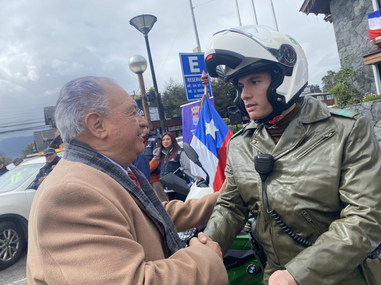 MUNICIPALIDAD DE PUCÓN ENTREGÓ DOS NUEVAS MOTOCICLETAS TODO TERRENO A CARABINEROS DE LA COMUNA – Website de la Municipalidad de Pucón