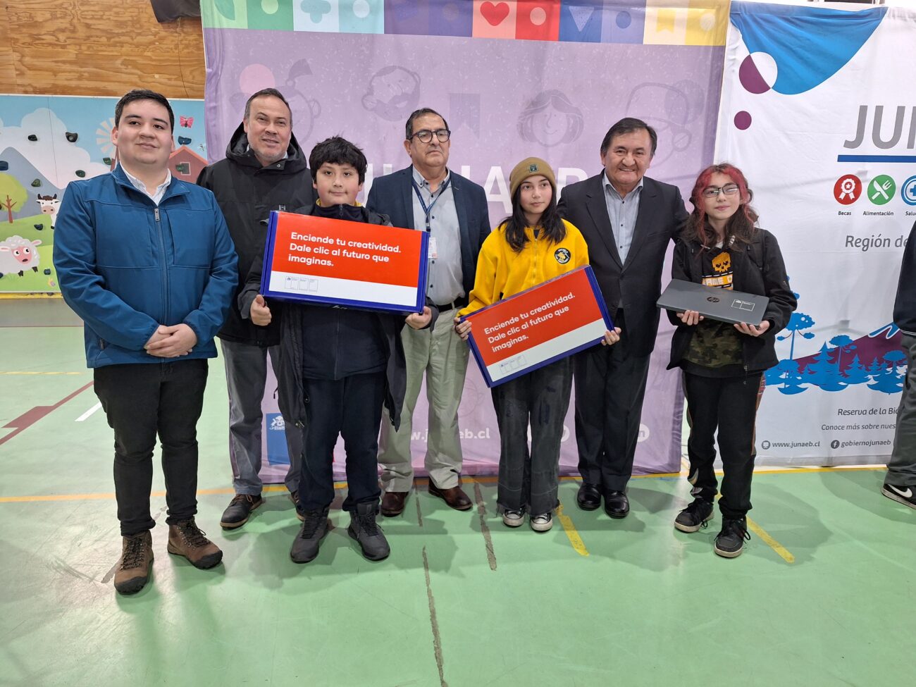 NIÑOS DE ESCUELAS MUNICIPALES Y PARTICULARES DE PUCÓN RECIBIERON COMPUTADORES DE FORMA GRATUITA – Website de la Municipalidad de Pucón