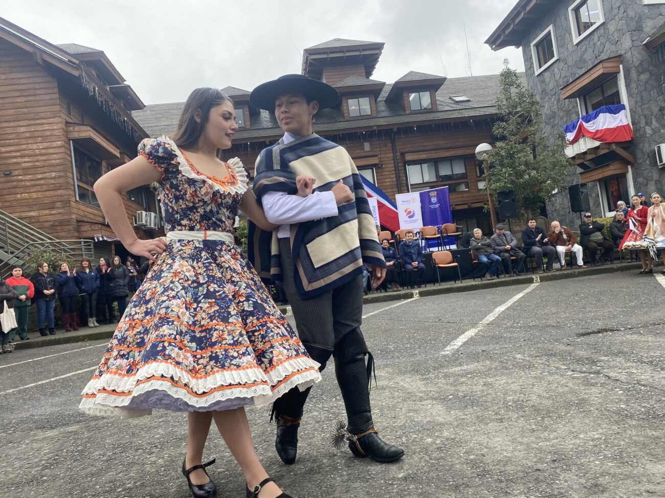 REALIZARON TRADICIONAL CUECADA ESCOLAR EN EL FRONTIS DEL MUNICIPIO DE PUCÓN  – Website de la Municipalidad de Pucón