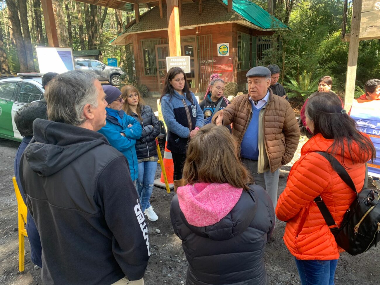 ALCALDE DE PUCÓN VISITÓ VECINOS Y EMPRENDIMIENTOS SECTOR CAMINO AL VOLCÁN POR CIERRE DE LOCALES COMERCIALES ANTE ALERTA NARANJA