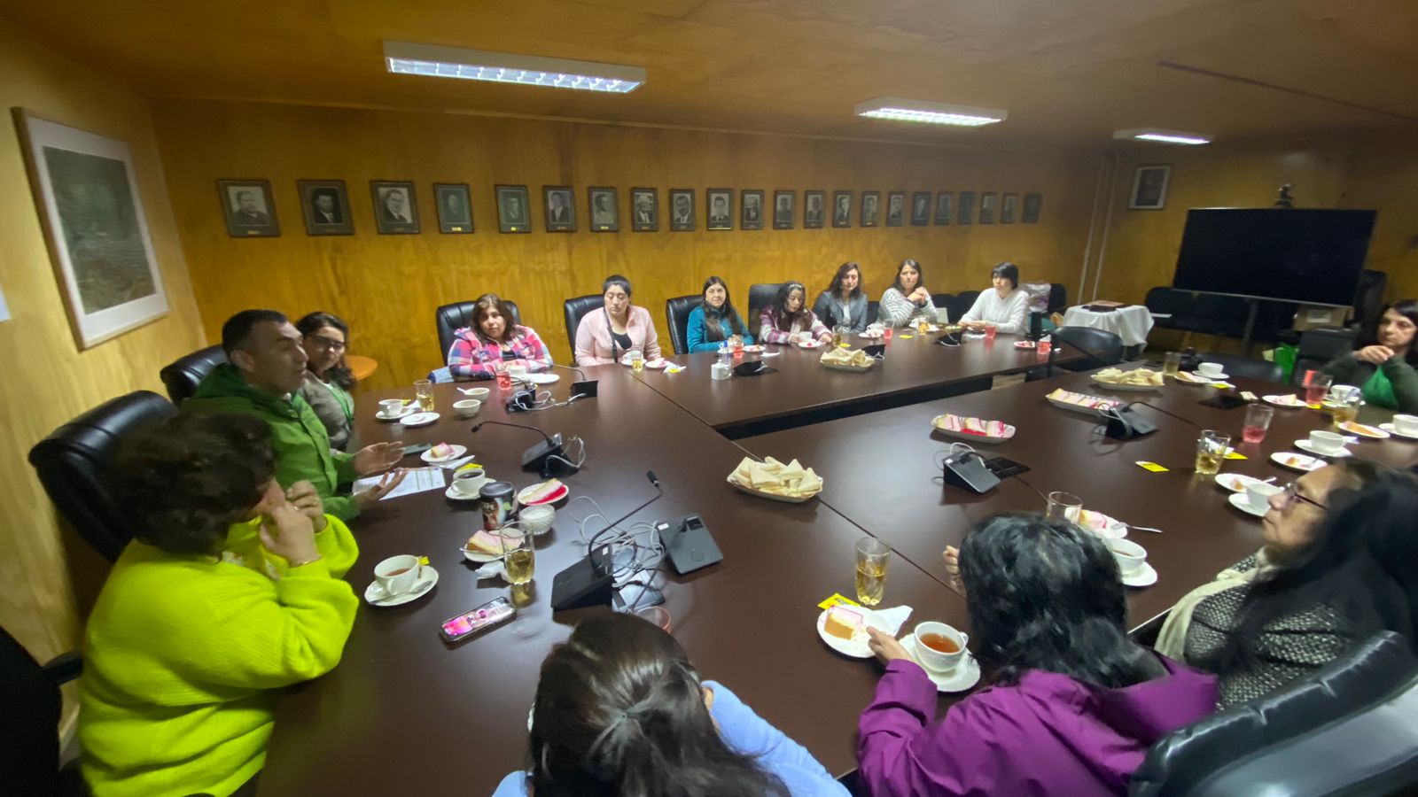 Alcalde Vera destaca el emprendimiento como vía de libertad para las mujeres artesanas de Castro