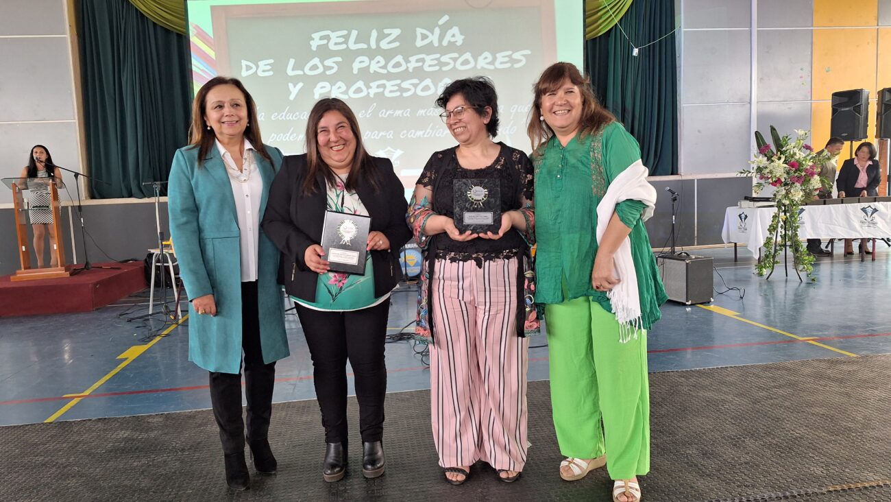 DOCENTES DE PUCÓN SON RECONOCIDOS POR EL MUNICIPIO POR SU TRAYECTORIA EN LA DOCENCIA – Website de la Municipalidad de Pucón