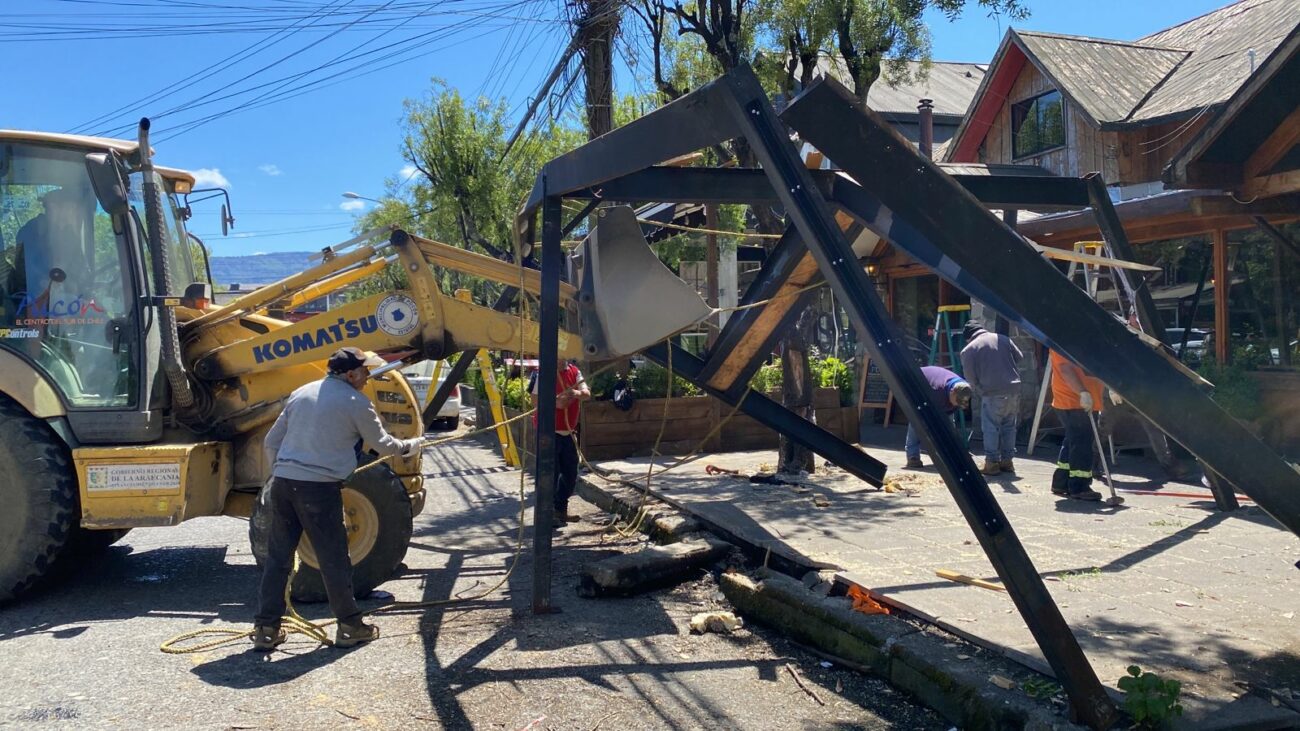 LOCATARIOS  DE PUCÓN COMIENZAN A RETIRAR TERRAZAS DEL ESPACIO PÚBLICO – Website de la Municipalidad de Pucón