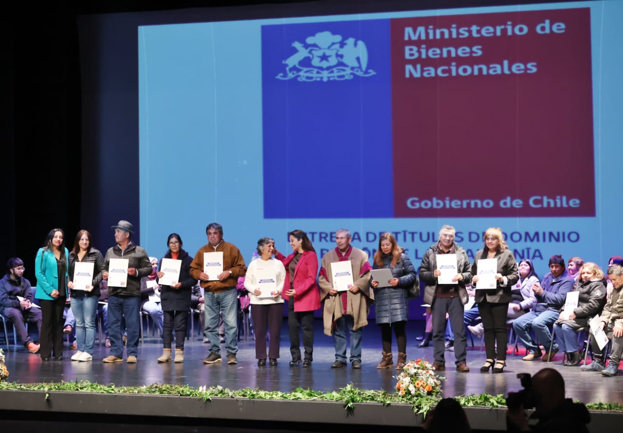 MINISTRA DE BIENES NACIONALES ENTREGÓ 98 TÍTULOS DE DOMINIO A VECINOS Y VECINAS DE PUCÓN – Website de la Municipalidad de Pucón