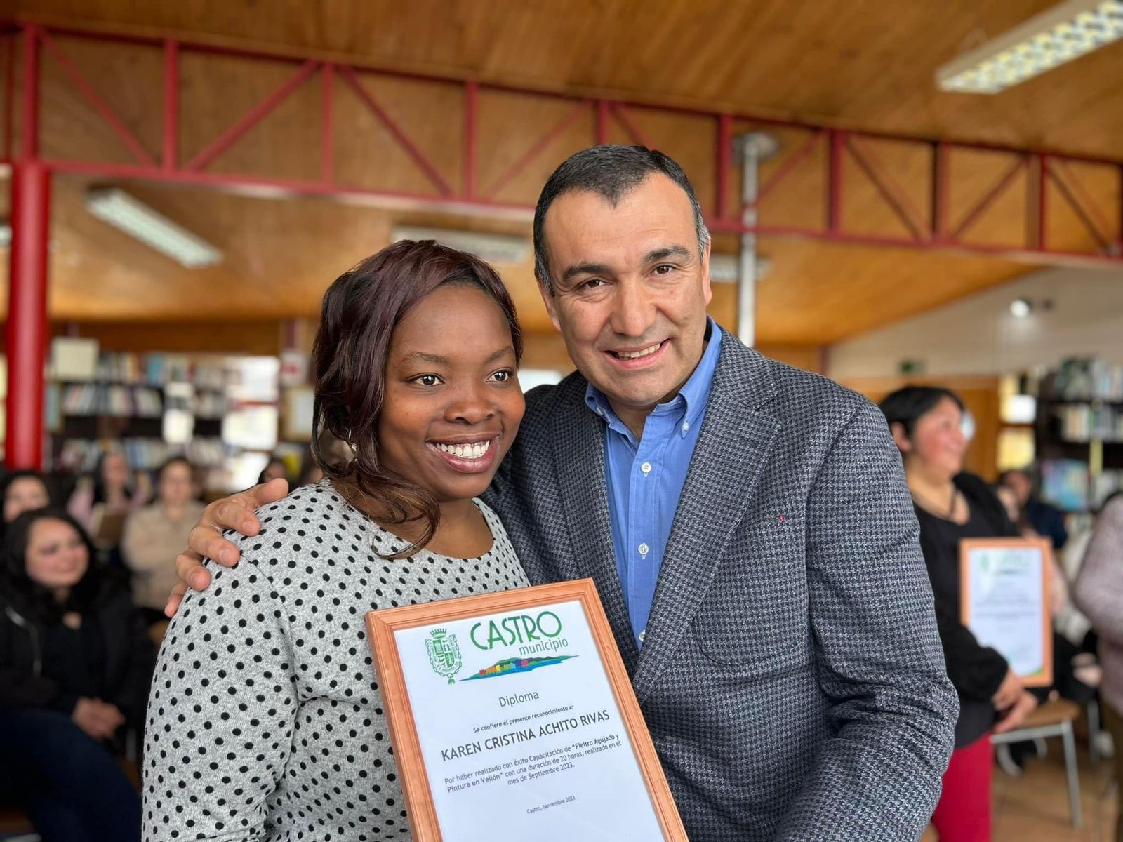Mujeres jefas de hogar de Castro se certifican en distintos oficios