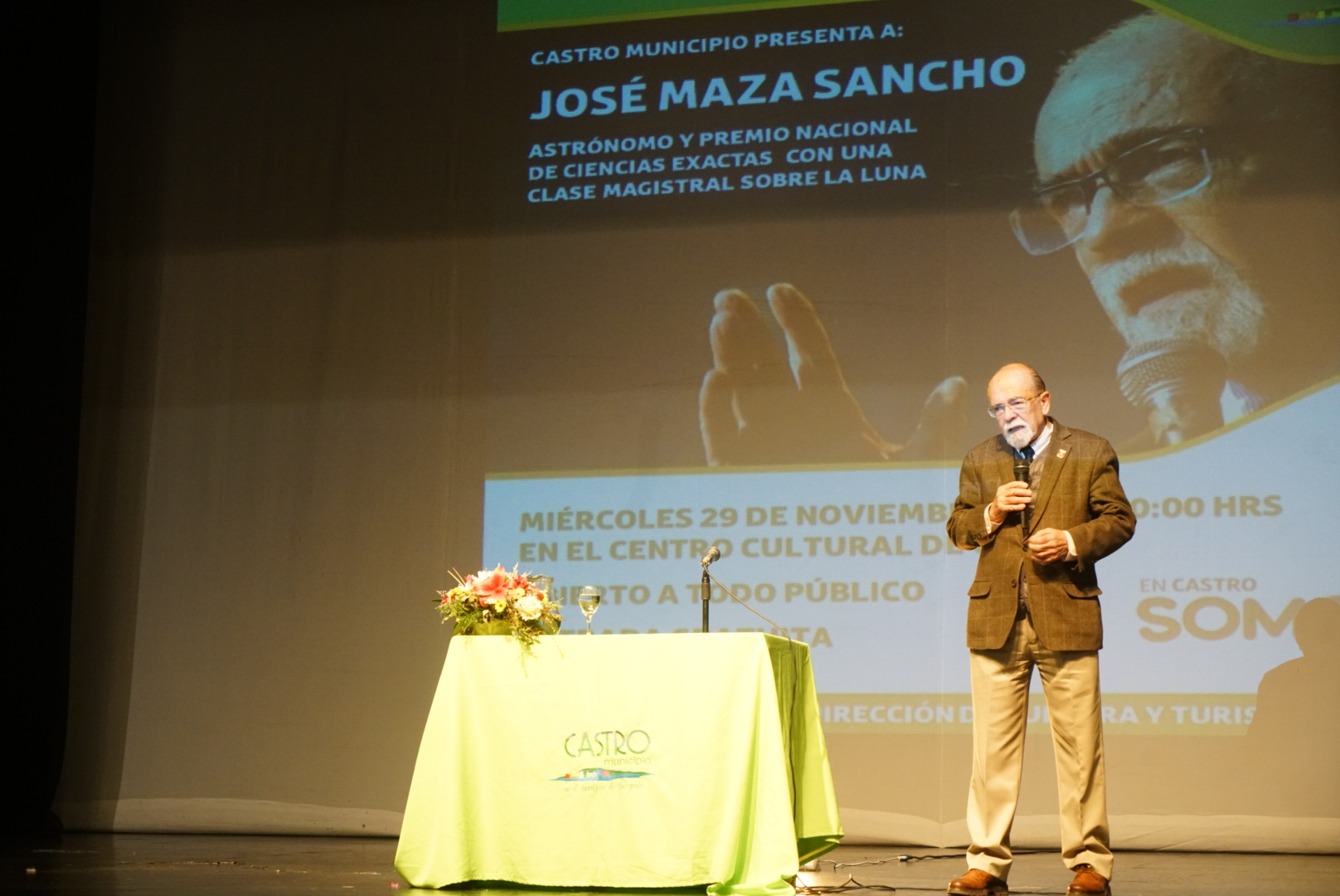 Profesor José Maza dictó charla magistral en el Centro Cultural de Castro