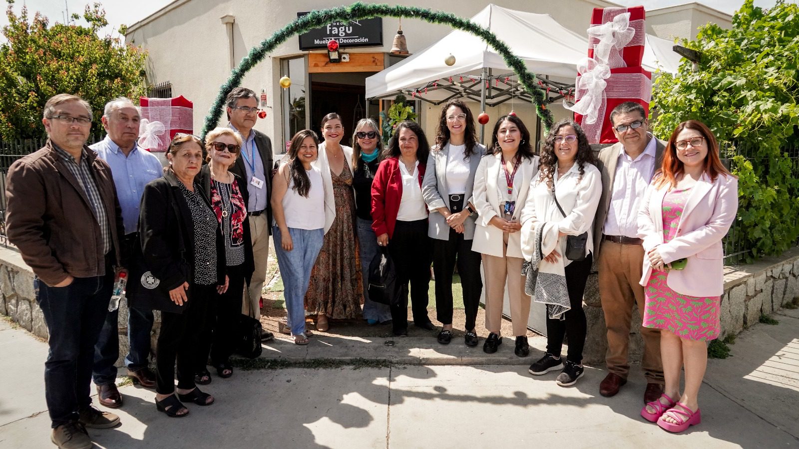 AUTORIDADES REGIONALES, PROVINCIALES Y LOCALES VISITAN COMERCIO DE VILLA ALEMANA, AD PORTAS DEL TÉRMINO DEL CONCURSO DE DECORACIÓN NAVIDEÑA