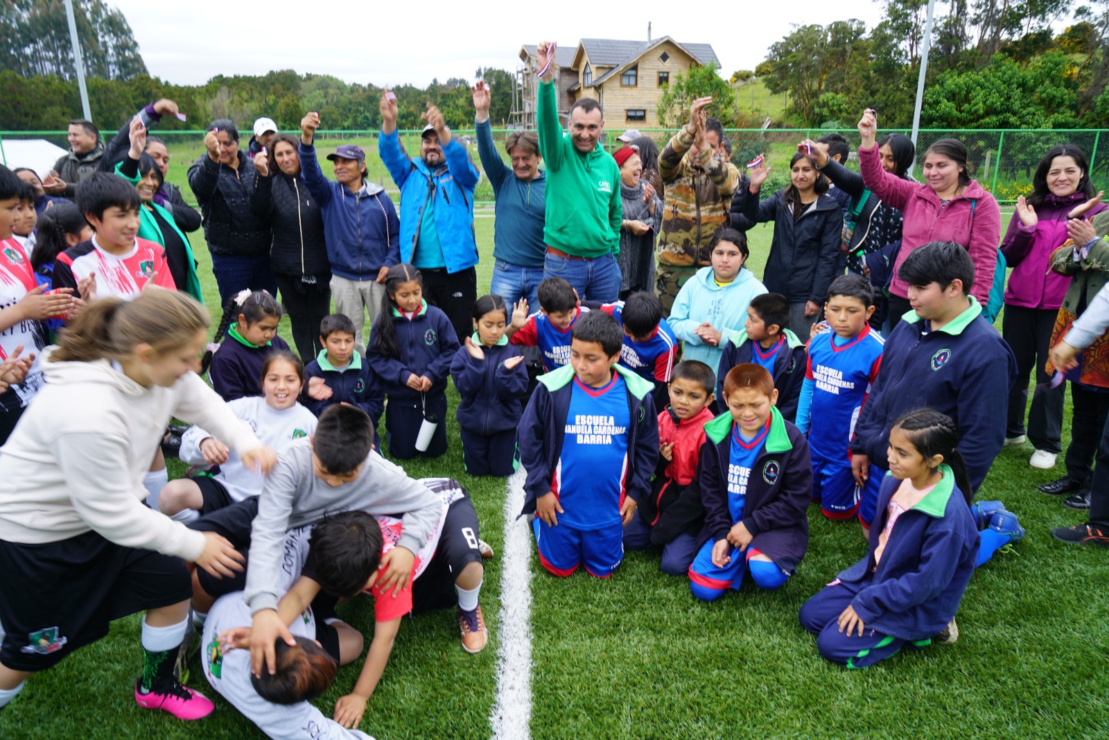 Castro Municipio entregó llaves de la primera cancha de pasto sintético en Quehui
