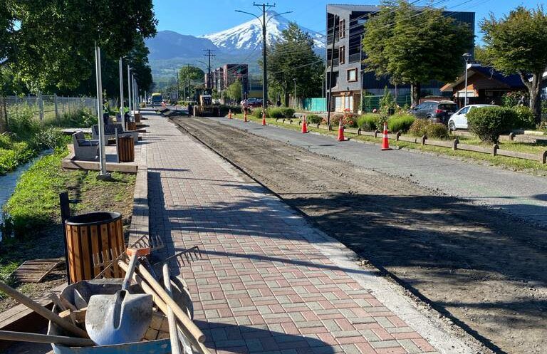 EN PUCÓN COMENZARON TRABAJOS PARA FINALIZAR CARPETA ASFÁLTICA DE AVENIDA COLO COLO – Website de la Municipalidad de Pucón