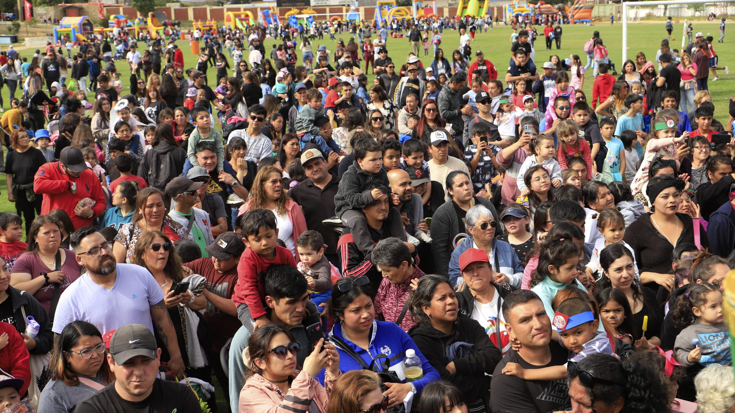 Las niñas y niños de Quintero celebraron la navidad en familia