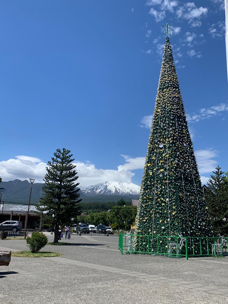PUCÓN CELEBRARÁ LA NAVIDAD JUNTO AL ÁRBOL Y EL VIEJITO PASCUERO EN LA PLAZA DE ARMAS – Website de la Municipalidad de Pucón
