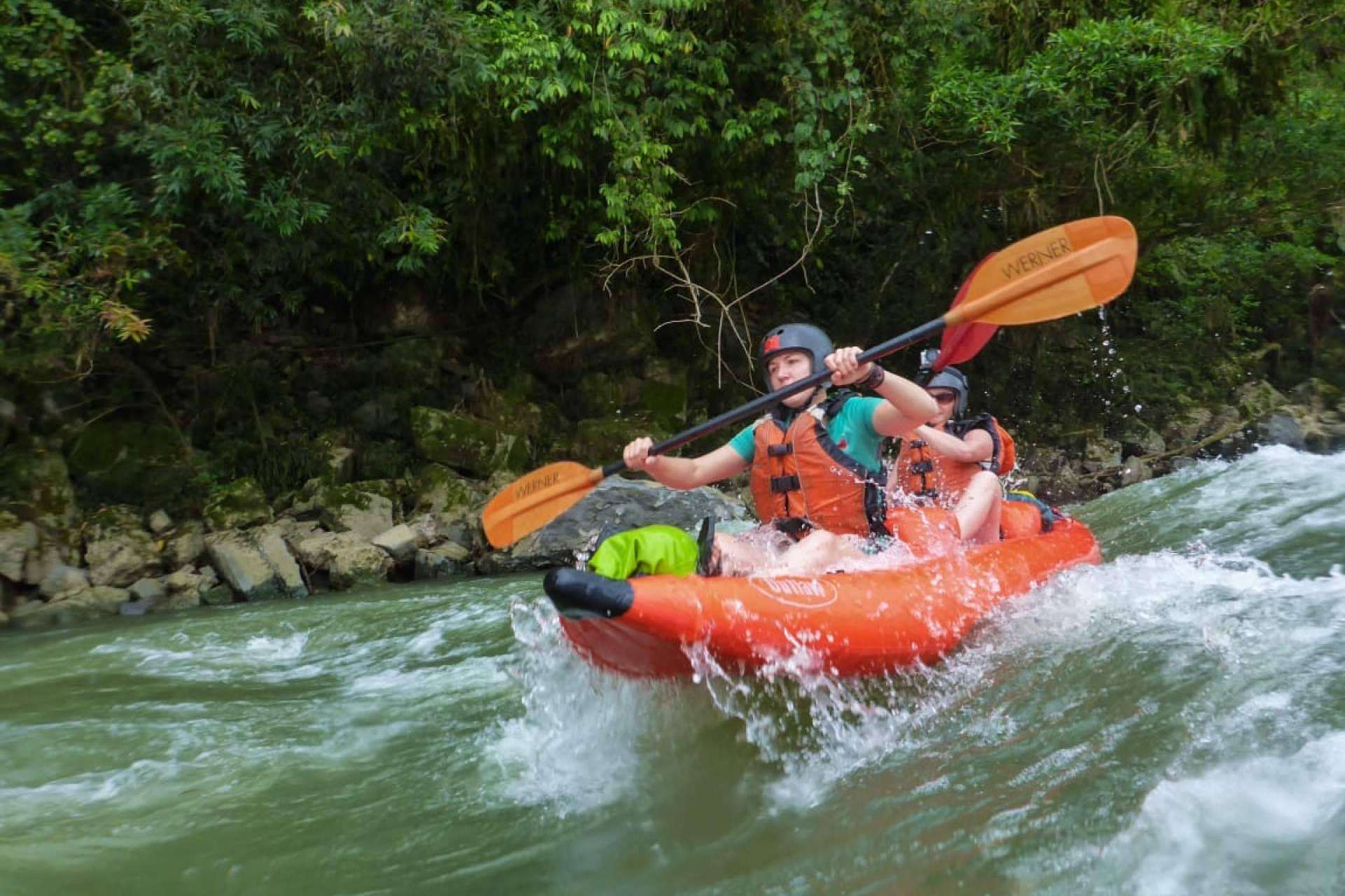 Hamadryade Lodge ofrece la oportunidad de realizar rafting río abajo por el río Amazonas