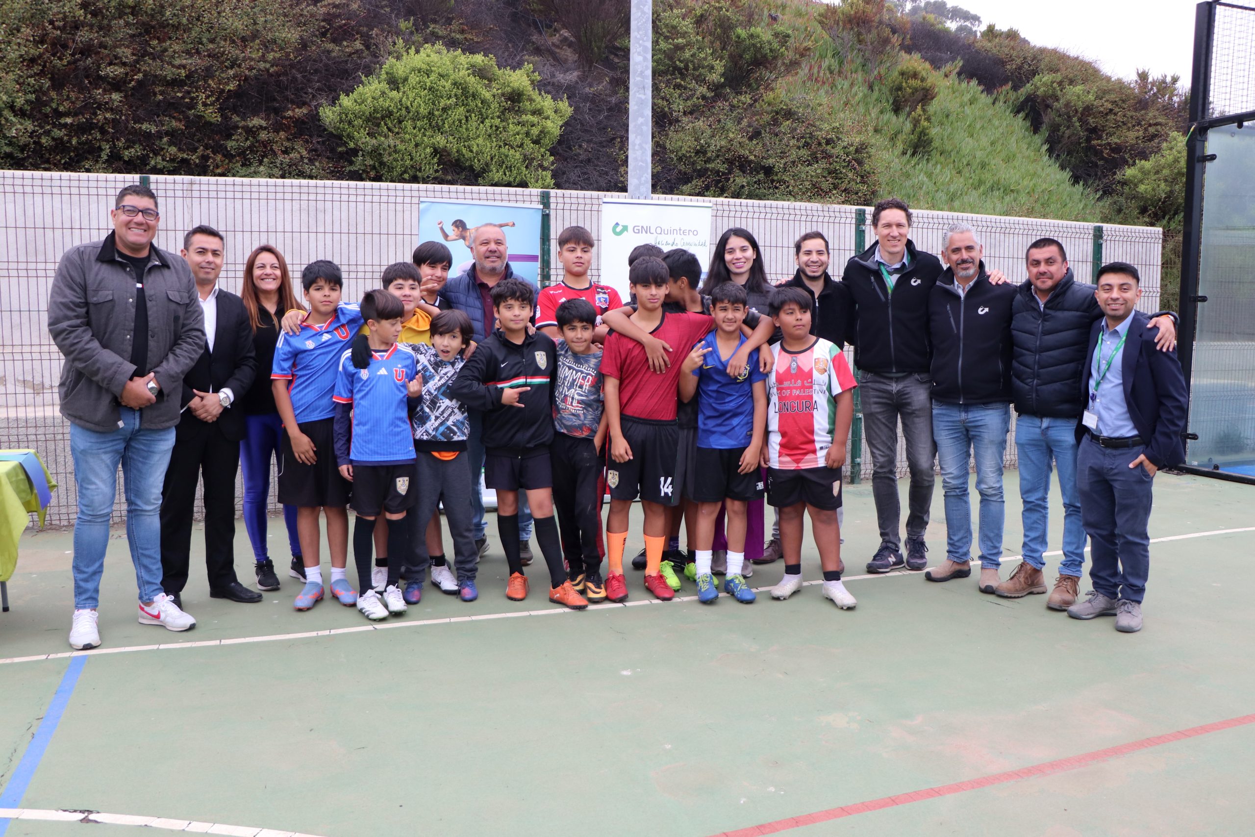 Corporación Municipal de Deportes y GNL Quintero firmaron convenio para que jóvenes utilicen recinto deportivo de la empresa