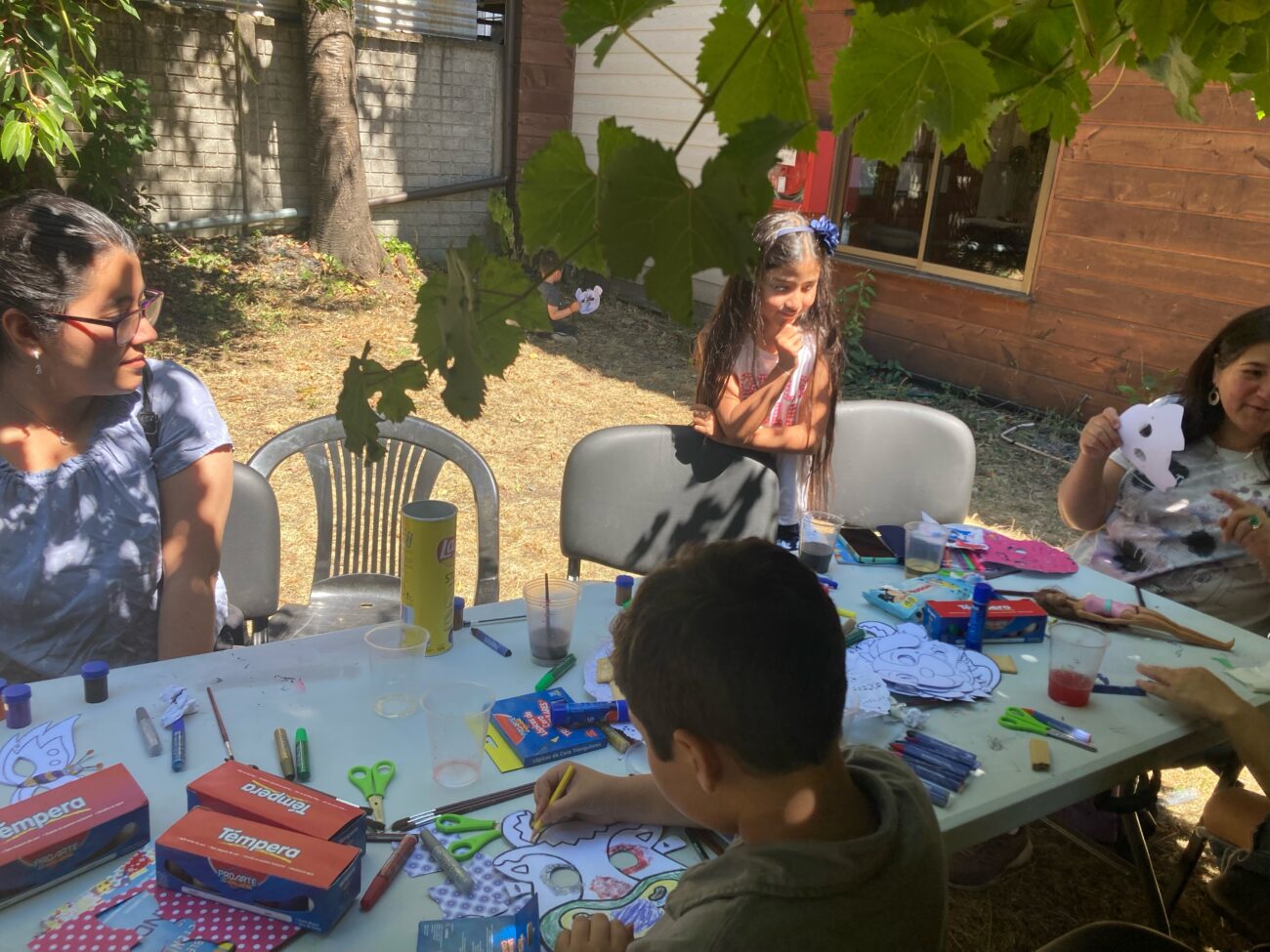 DEPARTAMENTO DE LA NIÑEZ Y ADOLESCENCIA DE PUCÓN REALIZÓ JORNADA DE DECORACIÓN DE MASCARAS PARA NIÑOS – Website de la Municipalidad de Pucón