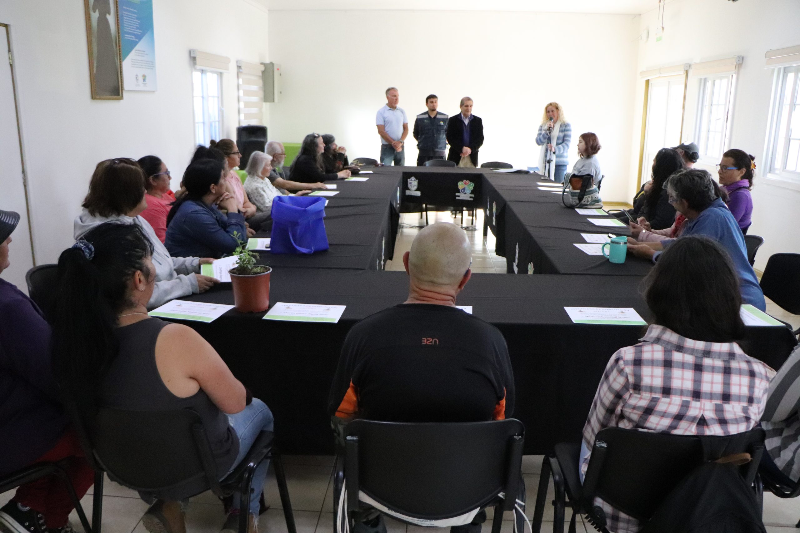 Parque Municipal certifica a 22 vecinos en el cuidado de áreas verdes y creación de huertos familiares