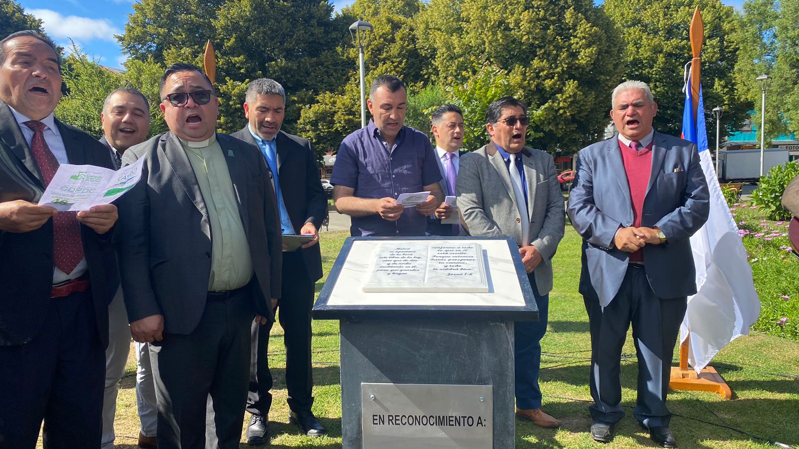 Refuerzan lazos entre el municipio y el pueblo cristiano con instalación de monolito de la Biblia