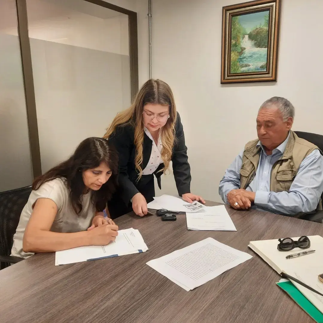 SE FIRMÓ ESCRITURA PÚBLICA DE SERVIDUMBRE DE TRÁNSITO Y ACUEDUCTO DE LOS COMITÉS VALLE DE PUCÓN Y VILLA ALTOS DEL SUR