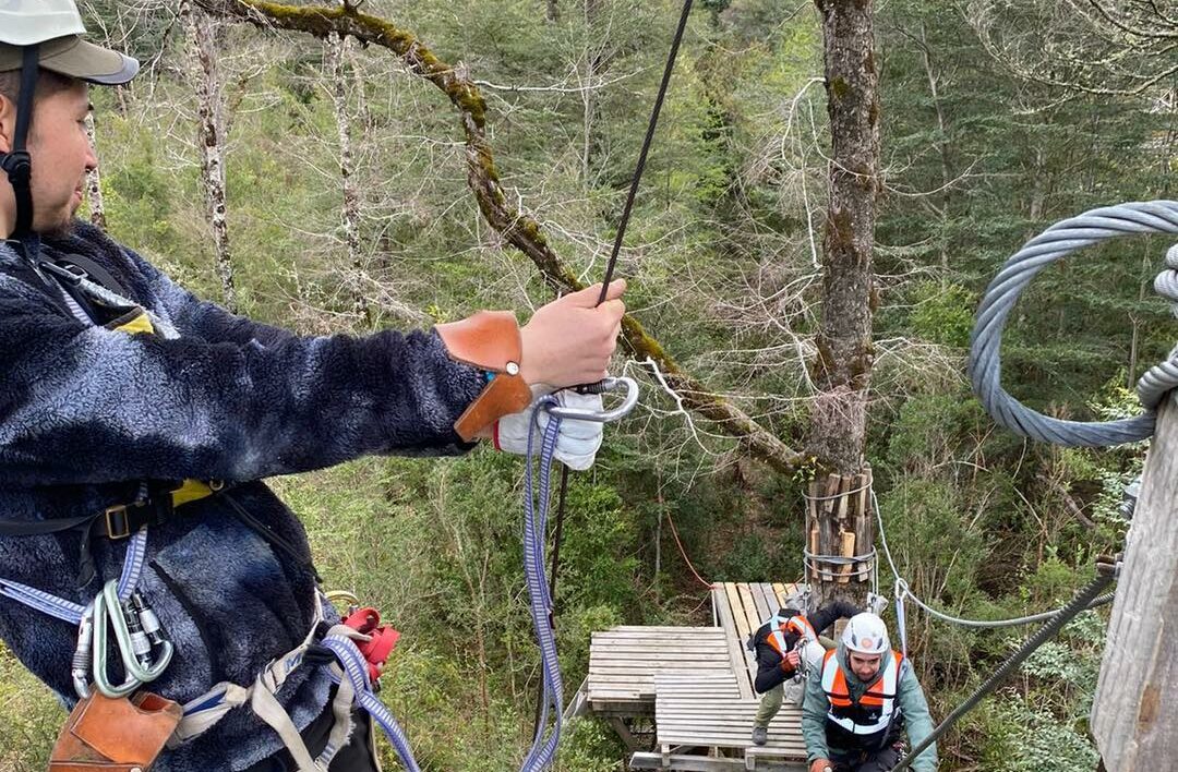 DEPARTAMENTO DE TURISMO DE PUCÓN INVITA A EXPLORAR LA NATURALEZA A TRAVÉS DEL “CANOPY” – Website de la Municipalidad de Pucón