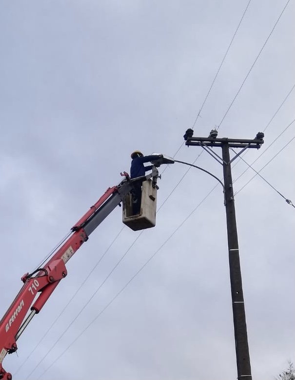 CAMBIAN CERCA DE 200 LUMINARIAS DE SODIO A LED EN CAMINO PUCÓN – CORRENTOSO – Website de la Municipalidad de Pucón