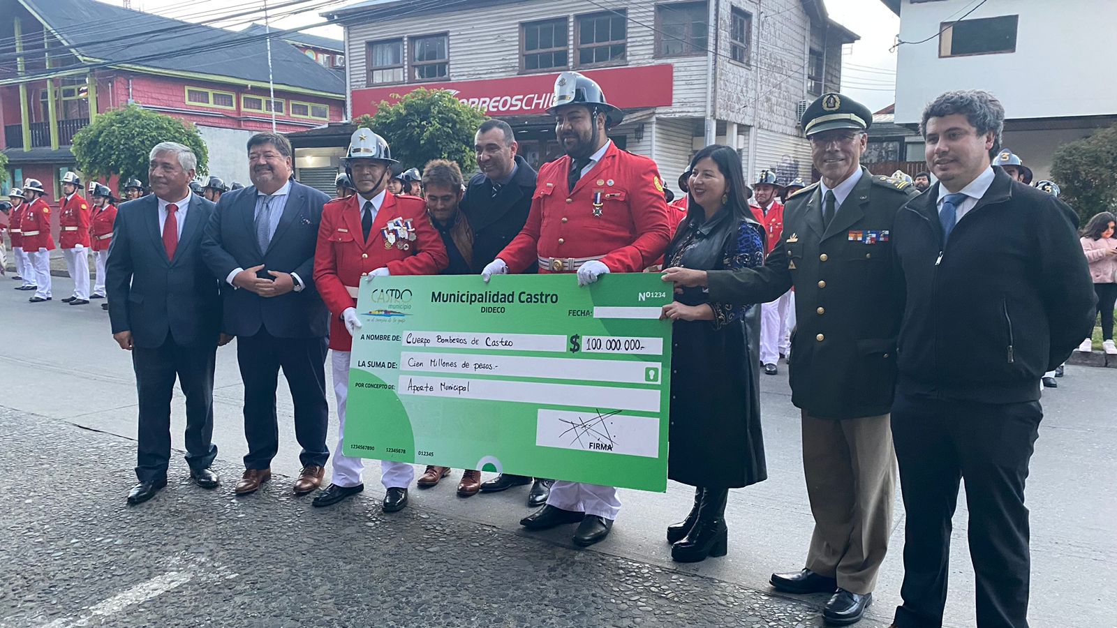 Castro Municipio entrega $100 a Bomberos de Castro