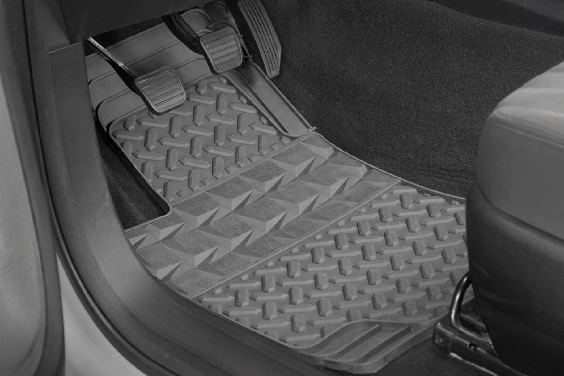 Wagen Covers fabrica y distribuye fundas de asiento y pisos de goma para múltiples vehículos
